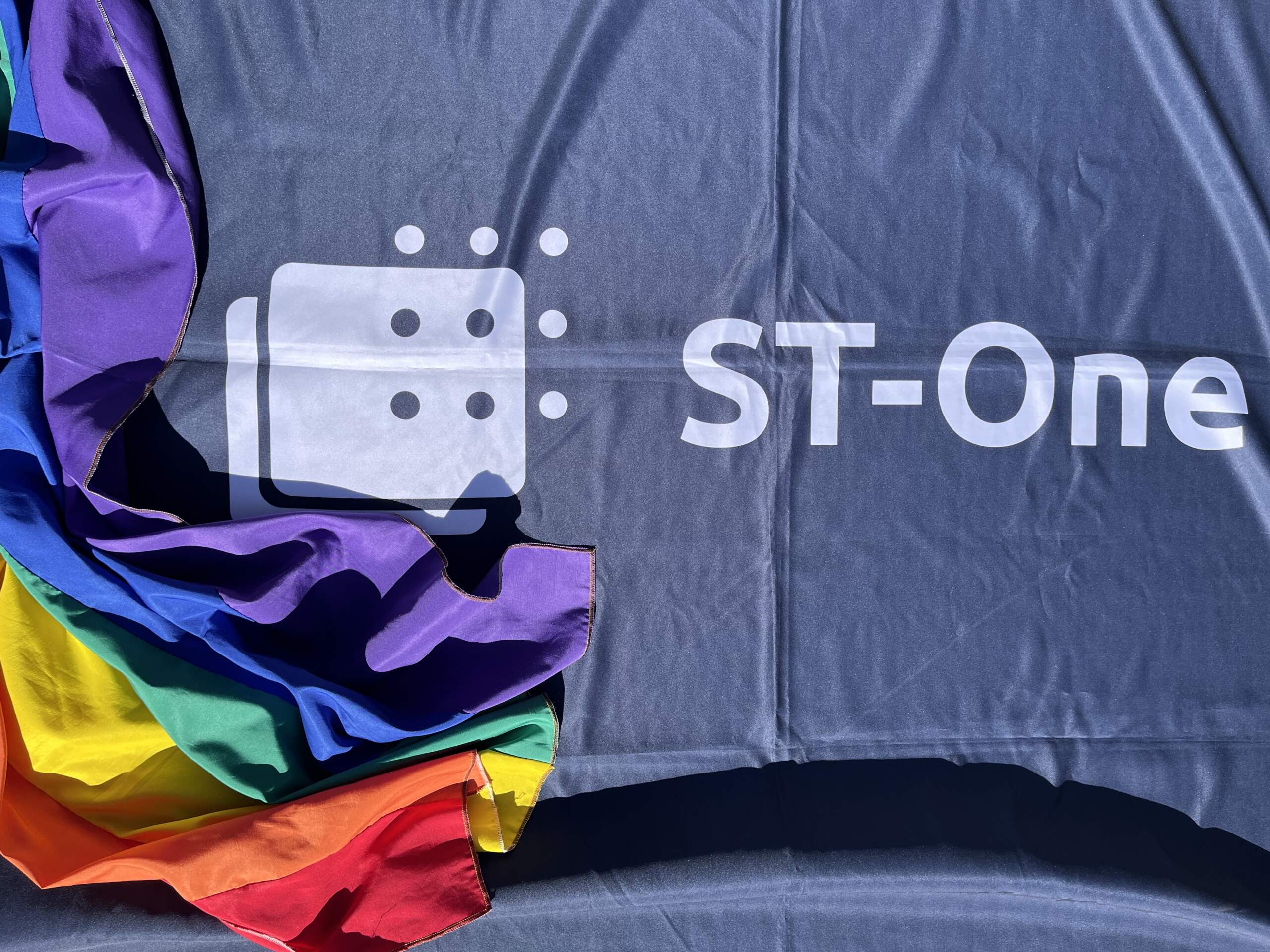 Foto ST-One e Bandeira LGBTQIA+